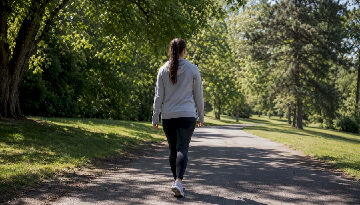 Lekker ontspannen wandelen in het park terwijl de zon schijnt.
